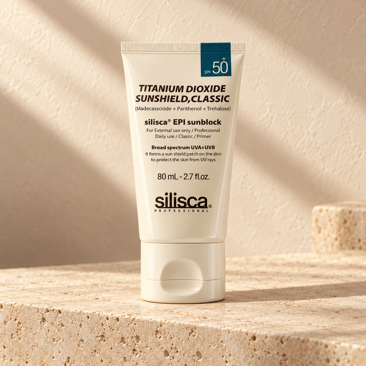 温かみのあるクリーム色の背景にsilisca EPI Sunblock Classic 80 mLを配置したAIによる演出画像