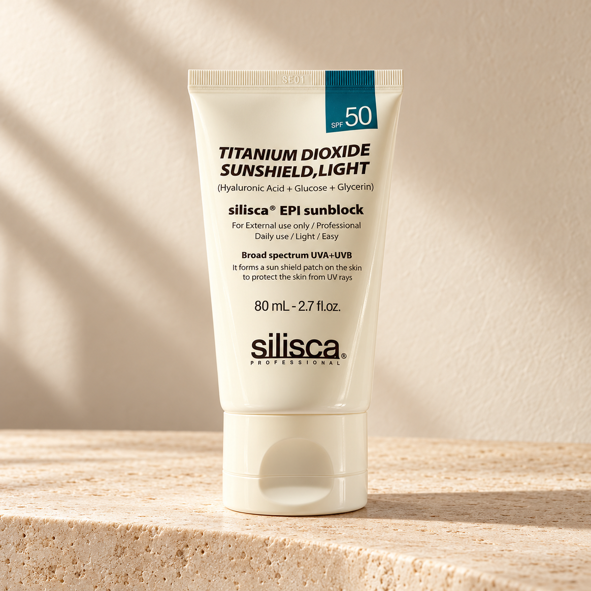 温かみのあるクリーム色の背景にsilisca EPI Sunblock Light 80 mL、SPF 50を配置したAIによる演出画像
